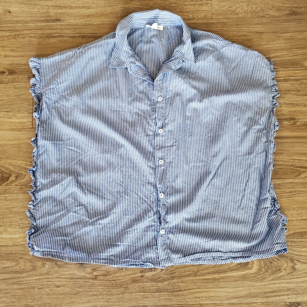 BeachLunchLounge Sleeveless Cropped Button Down Shirt with Ruffles on the Sides‎